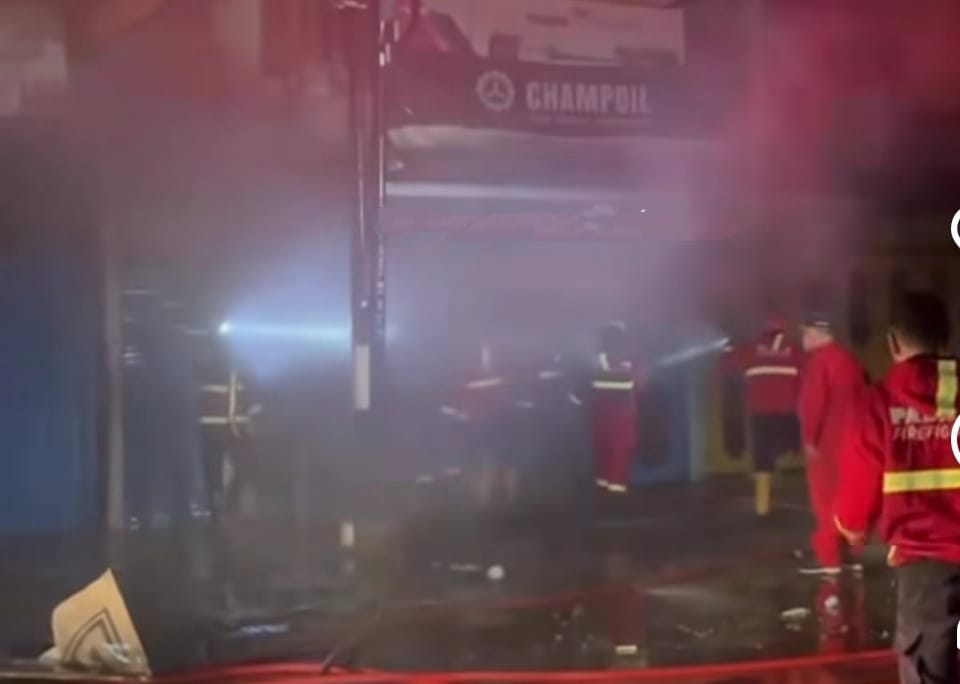Suasana kebkarakan ruko penjual suku cadang di Padang,Jumat (24/10/2025) dini hari. (foto: topsatu)